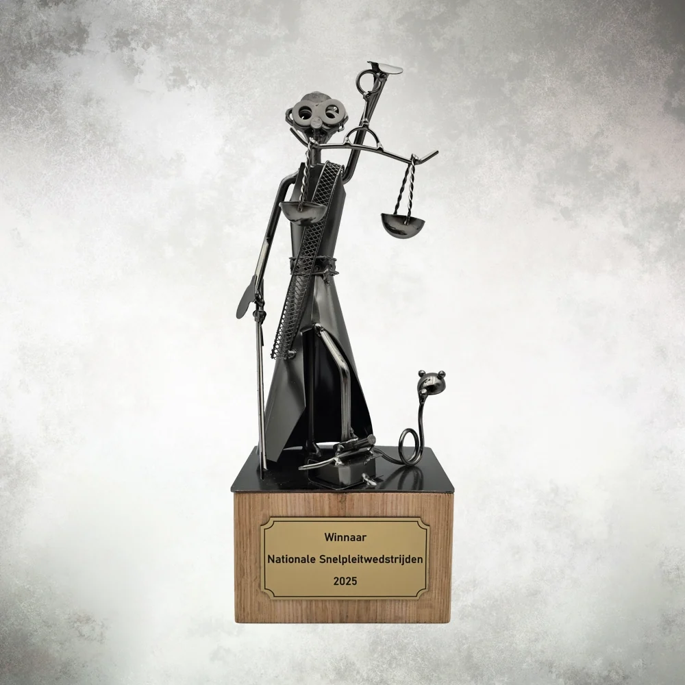 Trofee met een gegraveerd goudkleurig plaatje op de houten voet.