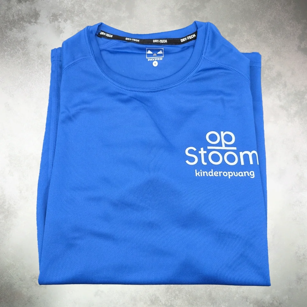 Blauw sportshirt met een witte logobedrukking op de borst.