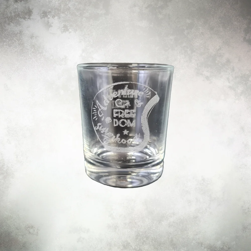 Eigen werk van Snake Designs: glas met gegraveerde illustratie en tekst.