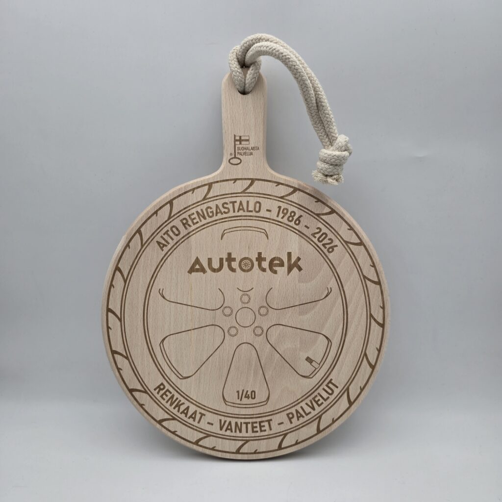 Ronde beuken borrelplank met AutoTek-logo, wielgravure, jaartallen 1986–2026 en nummer 1/40.