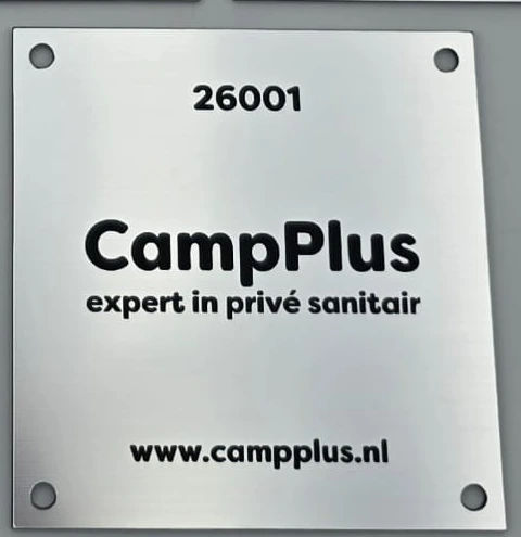 CampPlus-typeplaatje 26001 met gegraveerd logo, webadres en vier uitgesneden bevestigingsgaten.
