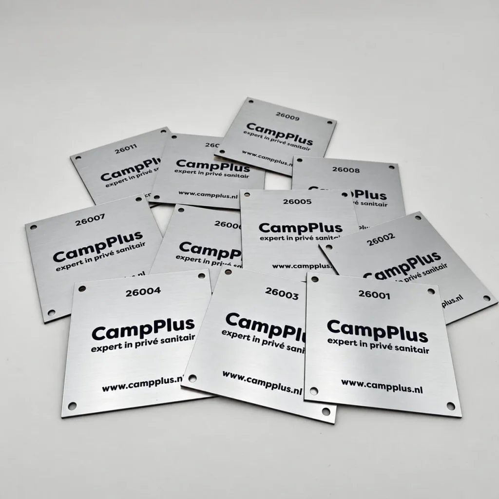 Genummerde CampPlus-typeplaatjes met logo, geborstelde aluminiumuitstraling en vier bevestigingsgaten