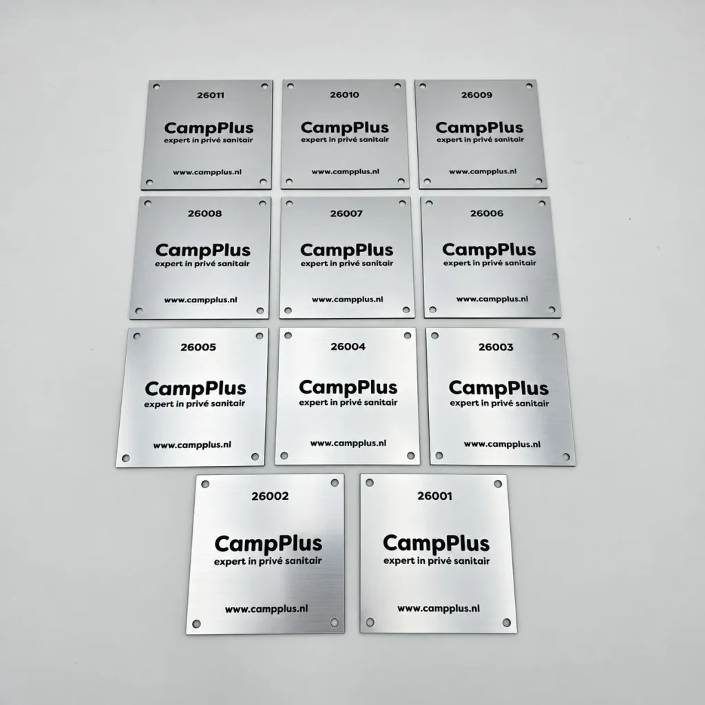 Elf CampPlus-typeplaatjes met opeenvolgende nummers 26001 tot en met 26011 en vier hoekgaten per plaatje