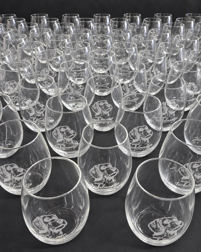 Drinking glasses with a dachshund laser engraving made for Druiventros by SDLG
