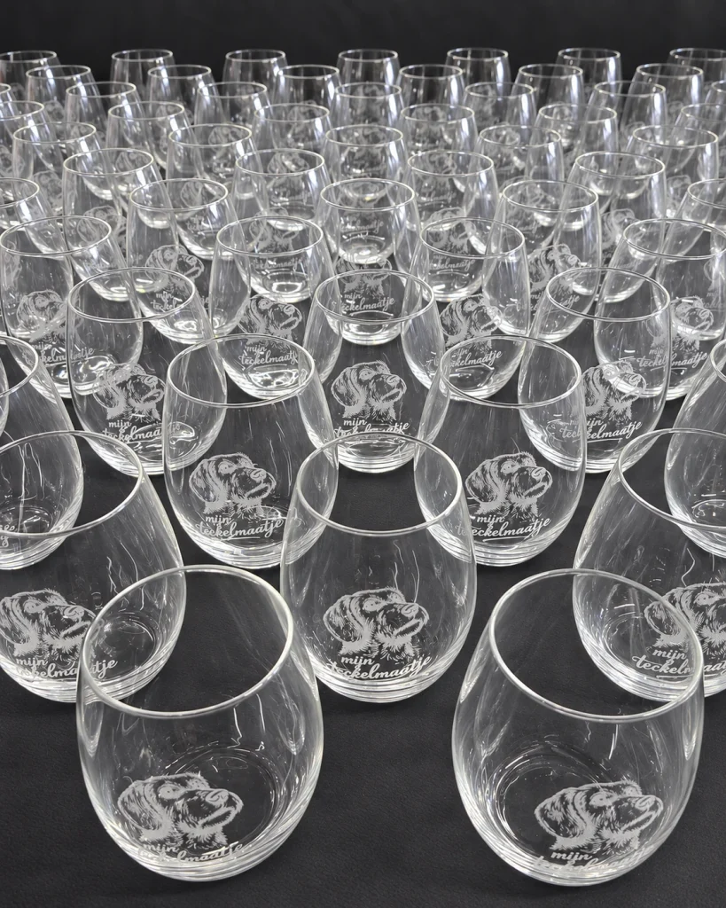 Serie bolle drinkglazen met een teckelgravure en de tekst mijn teckelmaatje, gemaakt voor Druiventros
