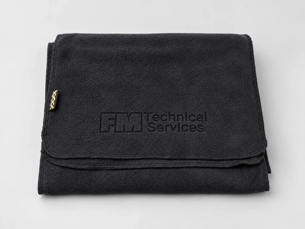 Zwarte fleece sjaal met een subtiele donkere lasergravure van het logo FM Technical Services