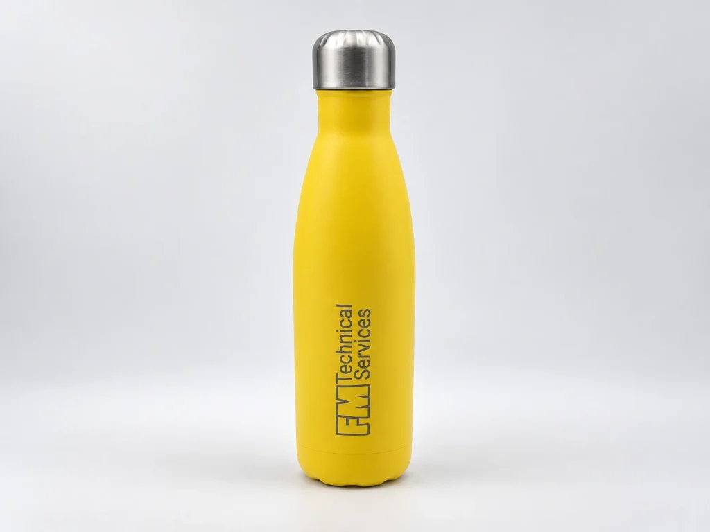 Gele thermosfles met een verticaal gegraveerd logo van FM Technical Services en een zilverkleurige dop