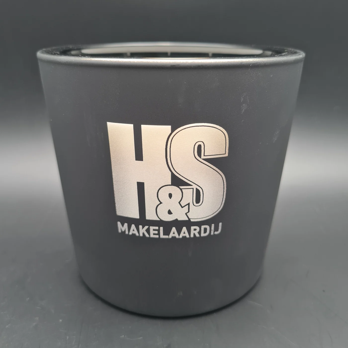 Glazen kaarspot met het gegraveerde logo van H&S Makelaardij