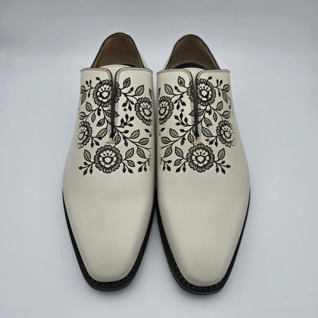 Wedding shoe engraving for Van Mourik with floral lace motifs on two uncoloured leather shoes