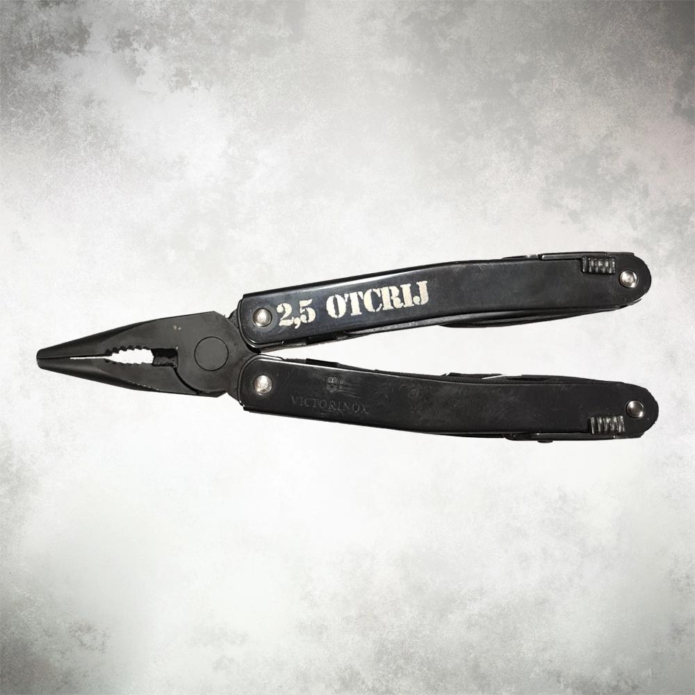 A multitool engraved by SDLG with a short identification inscription on the handle.